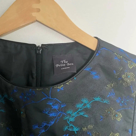 The Print Box London Floral Sleeveless Crop Top - Picture 3 of 3